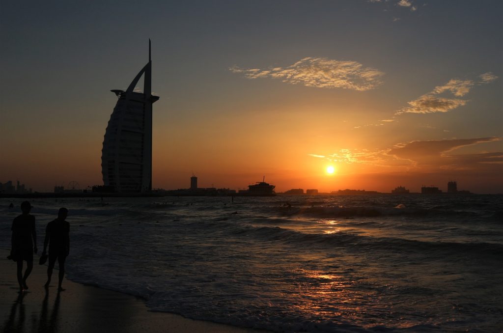 Stranden bredvid Burj Al Arab är perfekt för att kolla solnedgången. Turist i Dubai. 