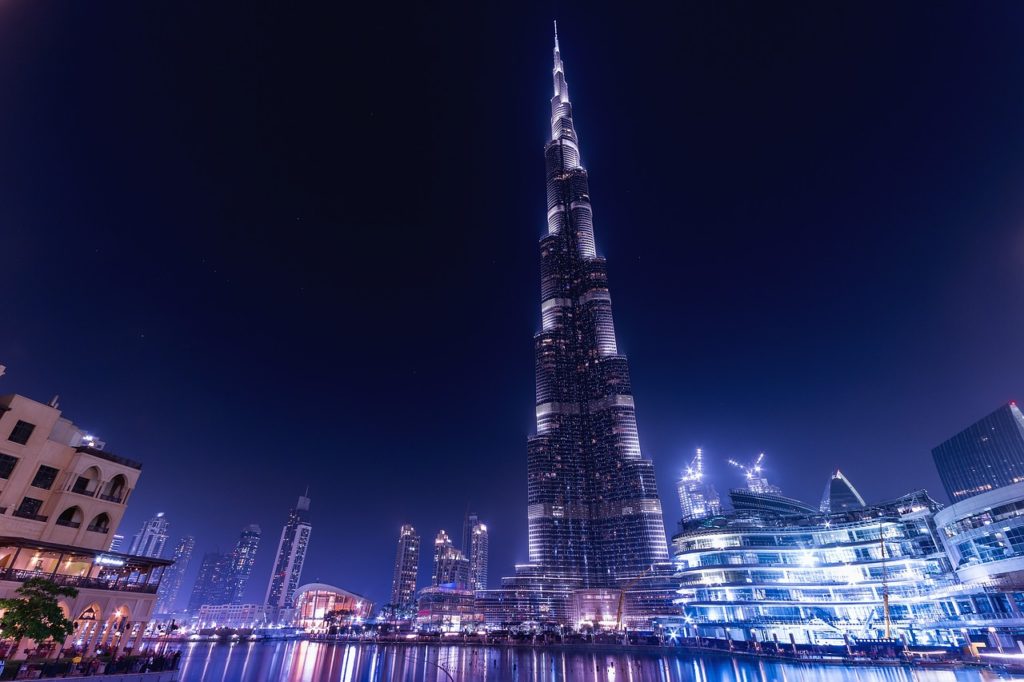 Dubai Mall, Burj Khalifa och fontänen. Ett måste när du besöker Dubai. Turist i Dubai. 