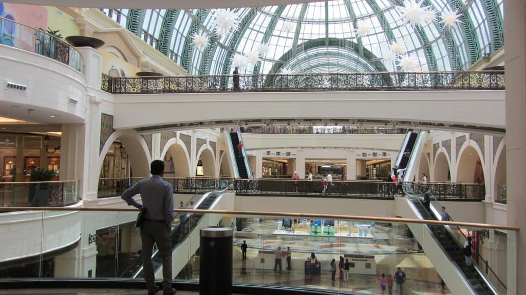 Mall of The Emirates är andra största köpcentrumet i Dubai och värt ett besök. Här finns den berömda inomhus skidbacken.